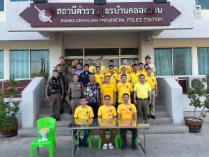 ตำรวจบ้านคลองสวนสรงน้ำพระ รดน้ำดำหัวผู้บังคับบัญชาสืบสานประเพณีสงกรานต์